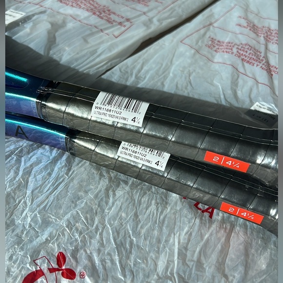 NWT Set of Wilson Ultra Pro 18x20 v4, Grip 2 - Picture 11 of 14